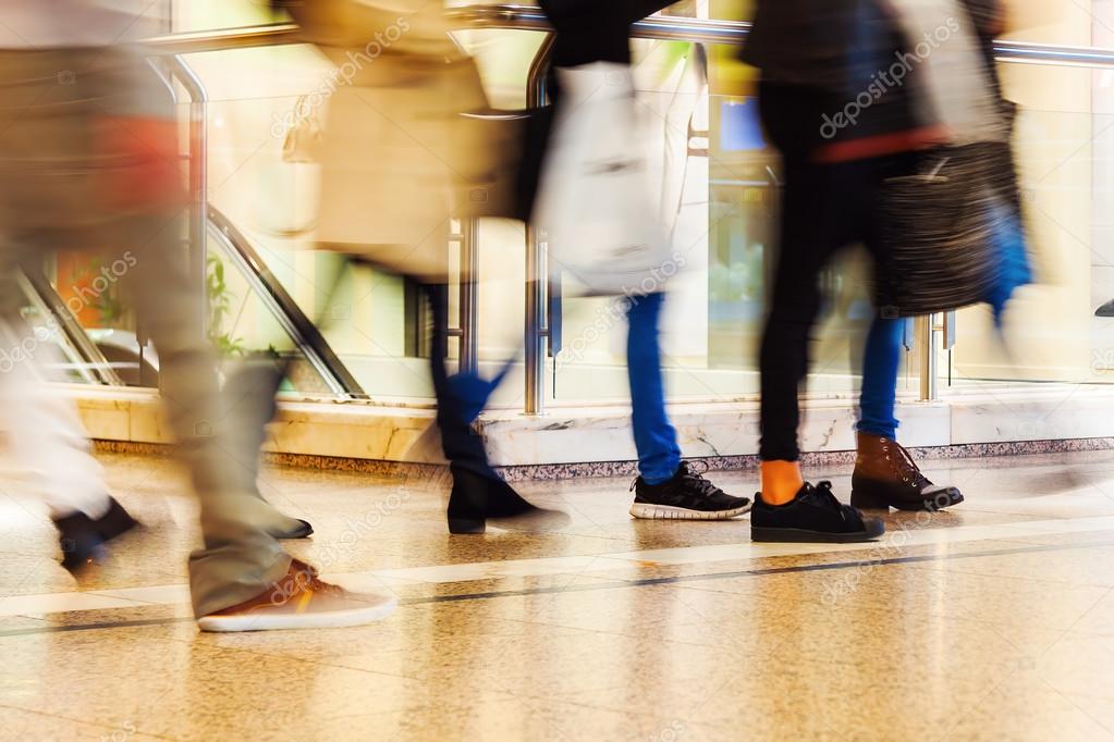 Personas en centro comercial